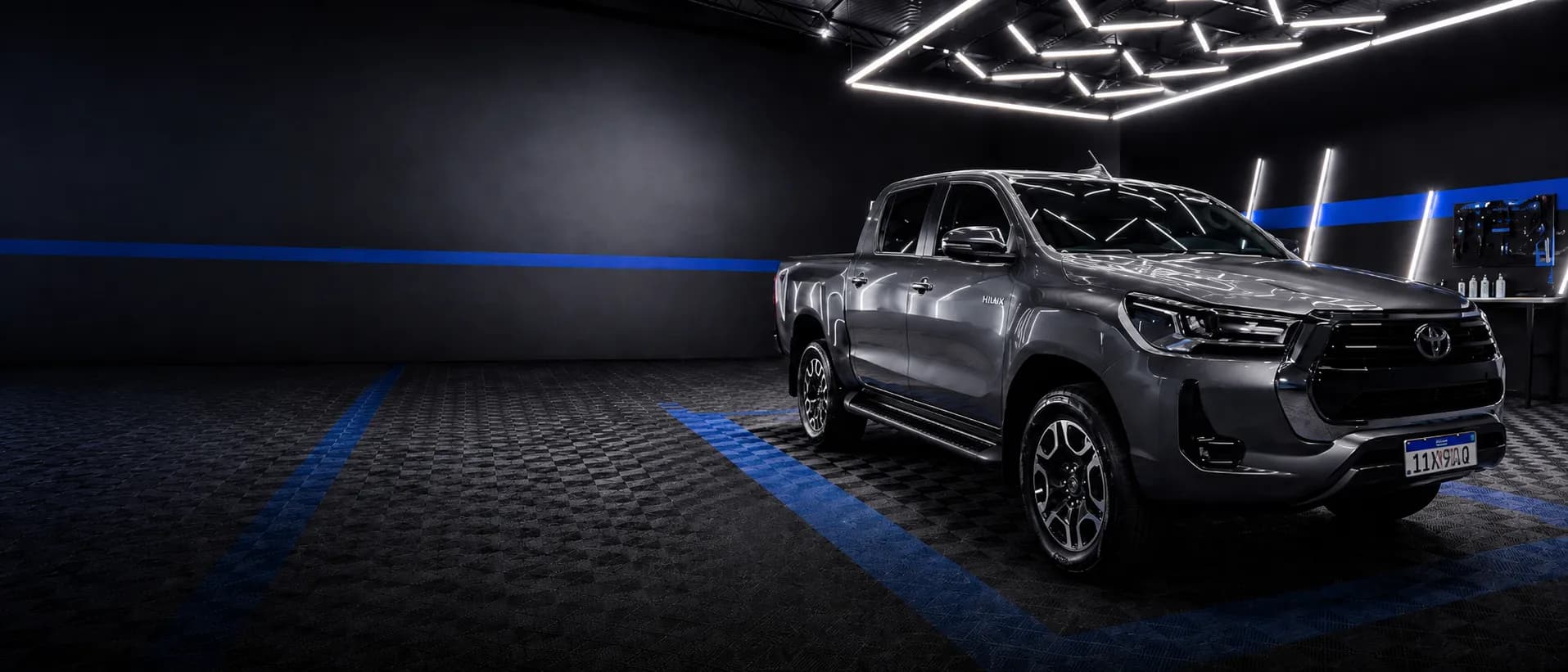 Toyota Hilux cinza com pintura espelhada no estúdio de estética automotiva da Rota do Brilho em Sorocaba