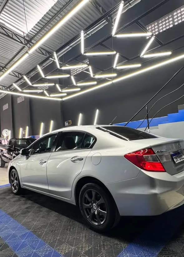 Honda Civic branco no estúdio da Rota do Brilho preparado para higienização interna completa