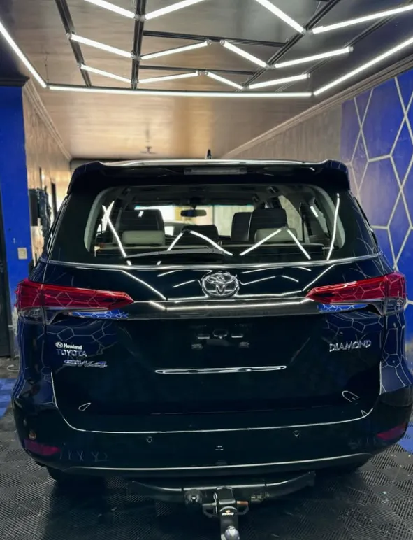 Traseira de Toyota SW4 Diamond azul-escura com acabamento protegido no estúdio da Rota do Brilho