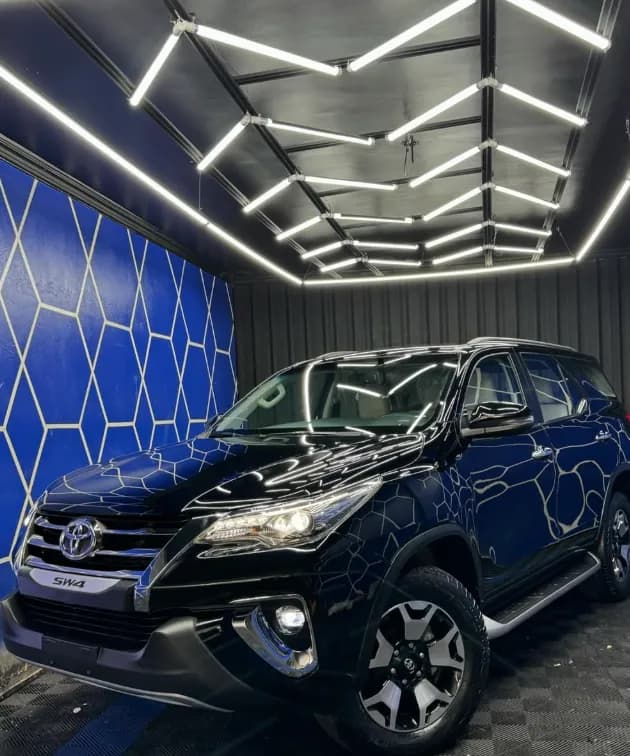 Toyota SW4 preta com pintura impecável após lavagem detalhada no estúdio da Rota do Brilho
